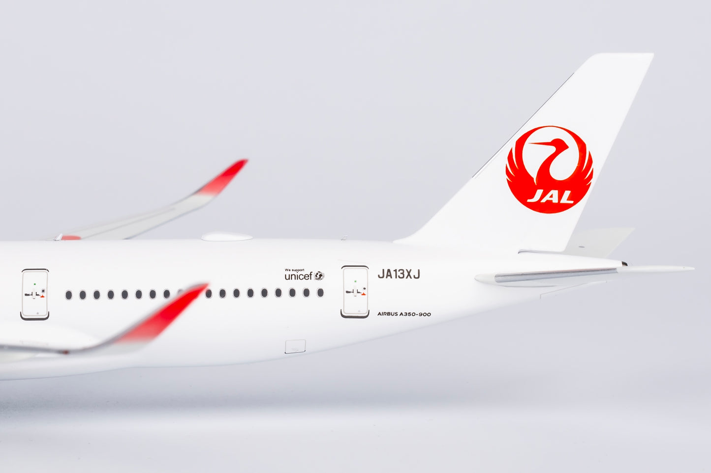 Japan Airlines "JA516" Airbus A350-900XWB Highly Detailed Diecast Aircraft Model in 1/400 Scale