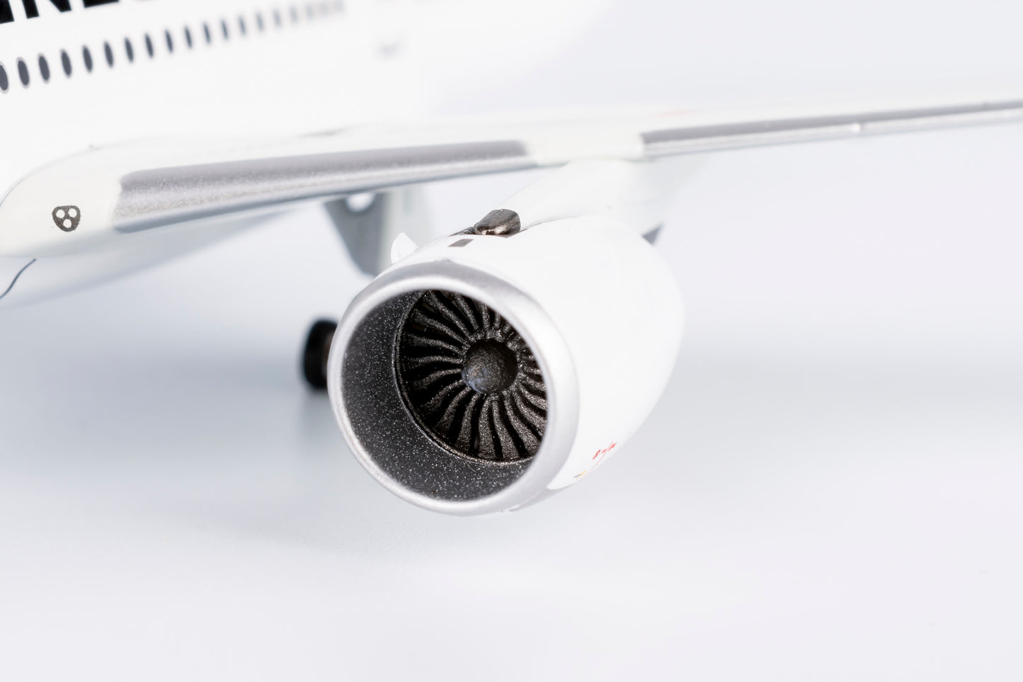 Japan Airlines "JA516" Airbus A350-900XWB Highly Detailed Diecast Aircraft Model in 1/400 Scale
