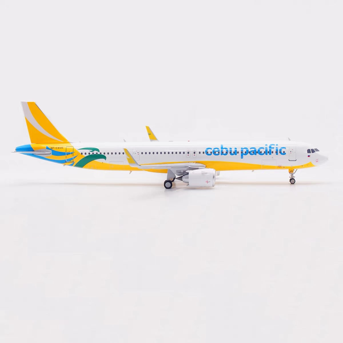 [PRE-ORDER] Cebu Pacific Airbus A321-271NEO Highly Detailed Diecast Aircraft Model in 1/200 Scale