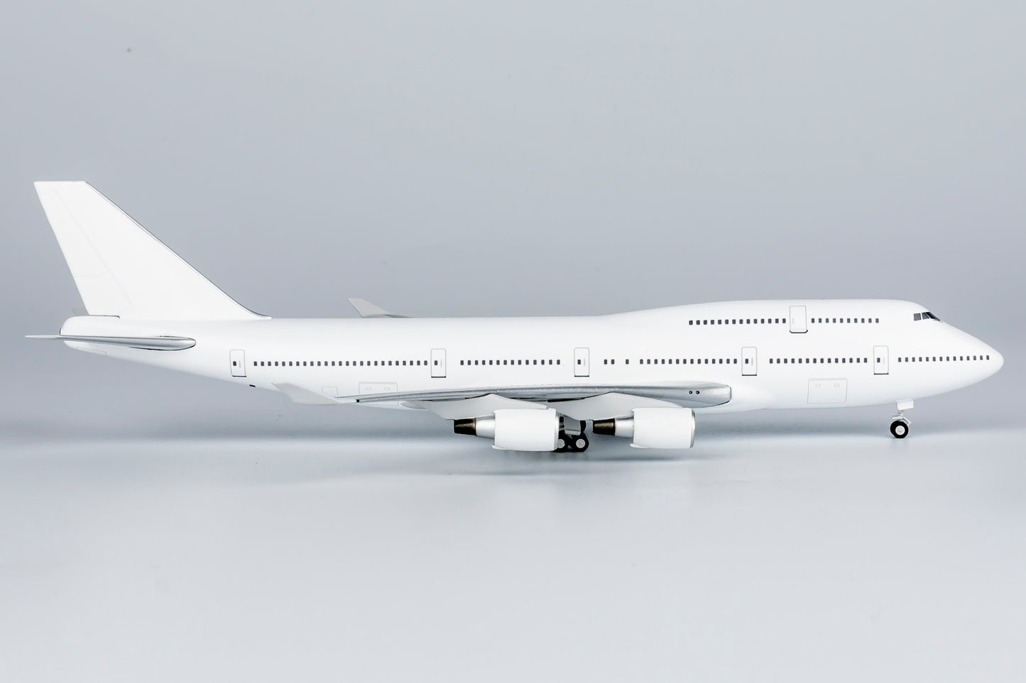 Boeing 747-400 "Blank / All White Livery" Highly Detailed 1/400 Diecast Aircraft Model