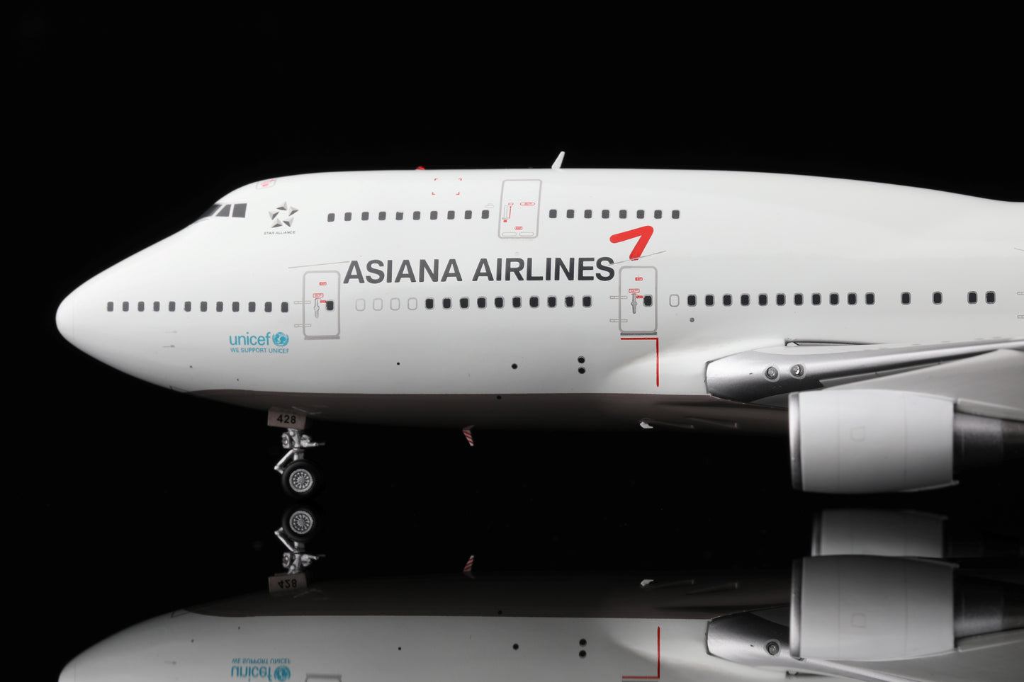 Asiana Airlines "Last Passenger 747" Boeing 747-400 Highly Detailed 1/200 Diecast Aircraft Model