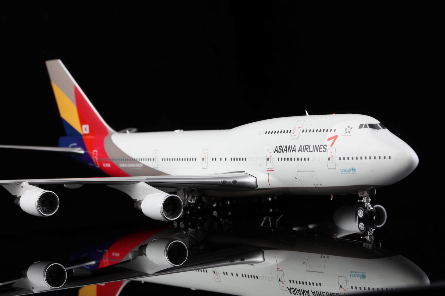 Asiana Airlines "Last Passenger 747" Boeing 747-400 Highly Detailed 1/200 Diecast Aircraft Model