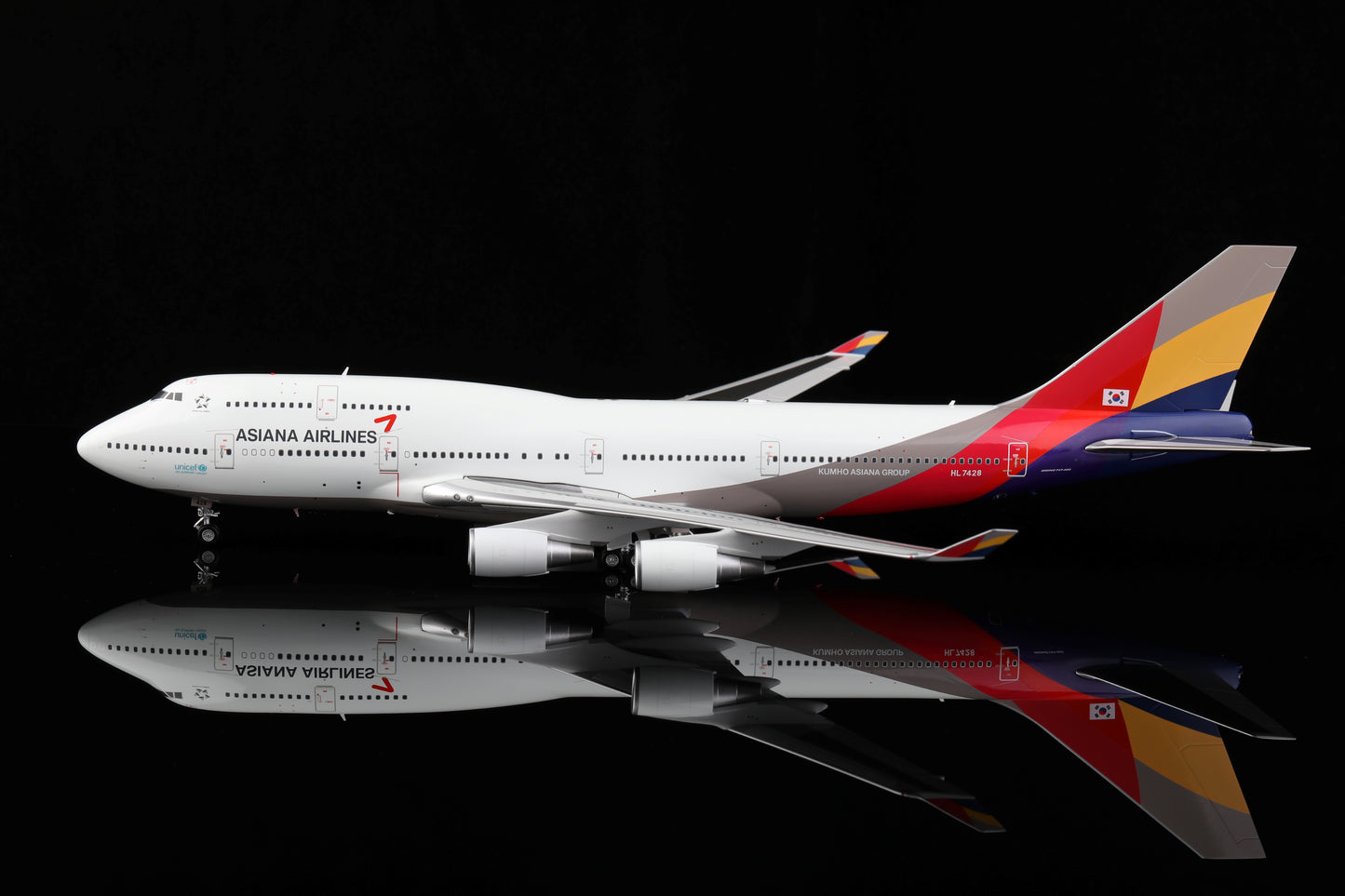 Asiana Airlines "Last Passenger 747" Boeing 747-400 Highly Detailed 1/200 Diecast Aircraft Model