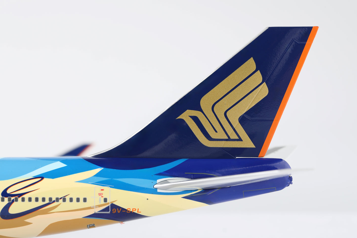 Singapore Airlines "Tropical Mega Top" Boeing 747-400 Highly Detailed 1/200 Diecast Aircraft Model