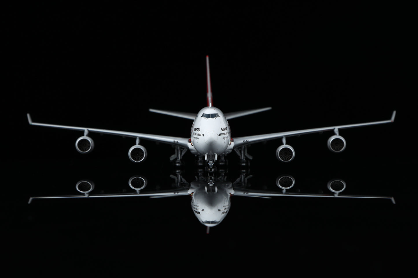 Qantas Airways Boeing 747-400 "F1 2000 Australian Grand Prix" Highly Detailed 1/400 Diecast Aircraft Model