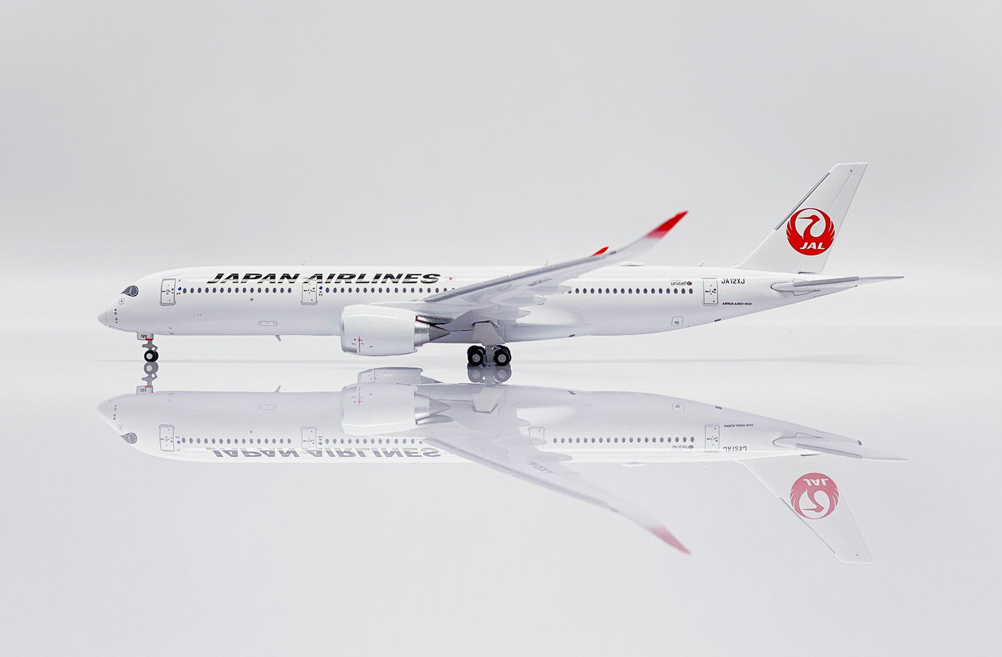 Japan Airlines Airbus A350-900XWB Highly Detailed 1/400 Diecast Aircraft Model