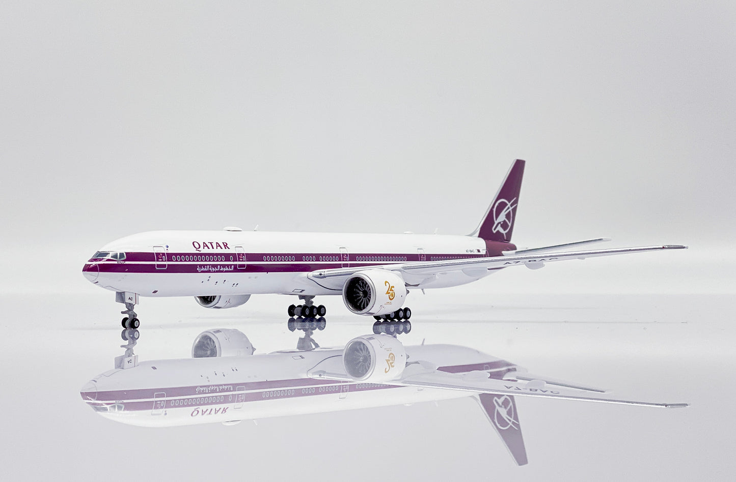 Qatar Airways (Retro) Boeing 777-300ER Highly Detailed 1/400 Diecast Aircraft Model