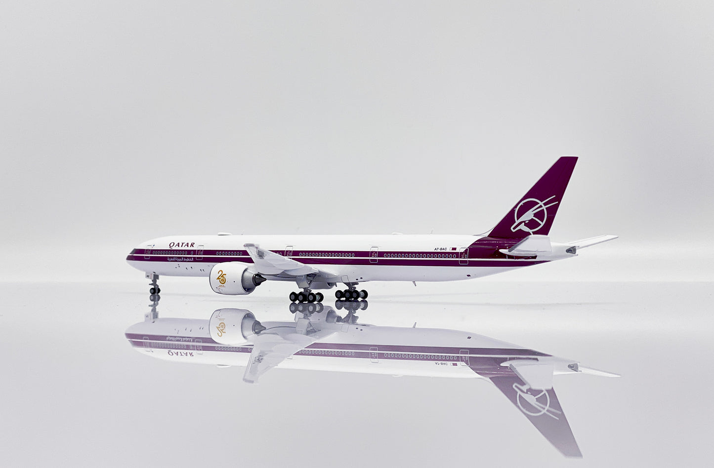 Qatar Airways (Retro) Boeing 777-300ER Highly Detailed 1/400 Diecast Aircraft Model