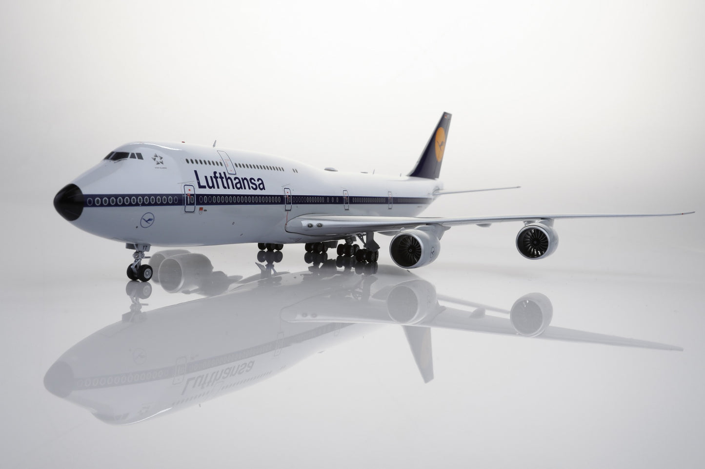 Lufthansa "Retro" Boeing 747-8 Intercontinental Highly Detailed 1/200 Diecast Aircraft Model