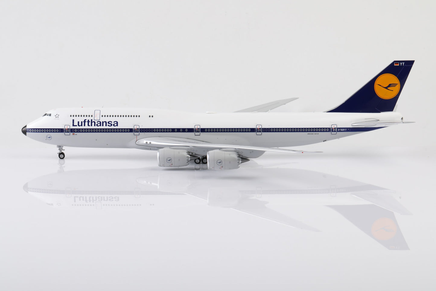 Lufthansa "Retro" Boeing 747-8 Intercontinental Highly Detailed 1/200 Diecast Aircraft Model