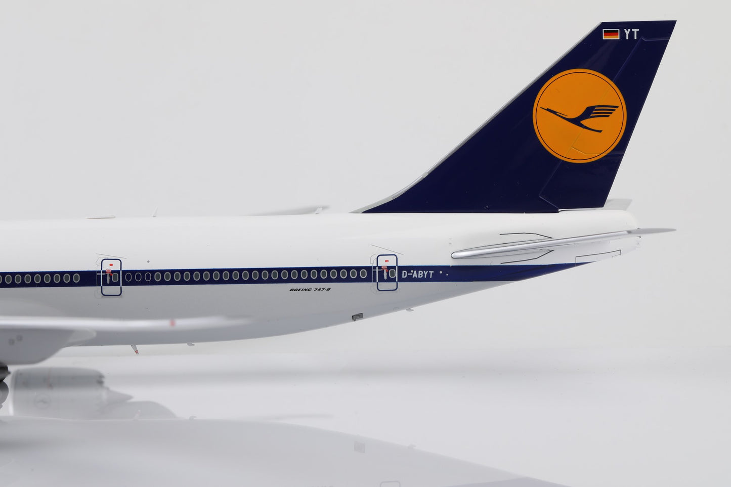 Lufthansa "Retro" Boeing 747-8 Intercontinental Highly Detailed 1/200 Diecast Aircraft Model
