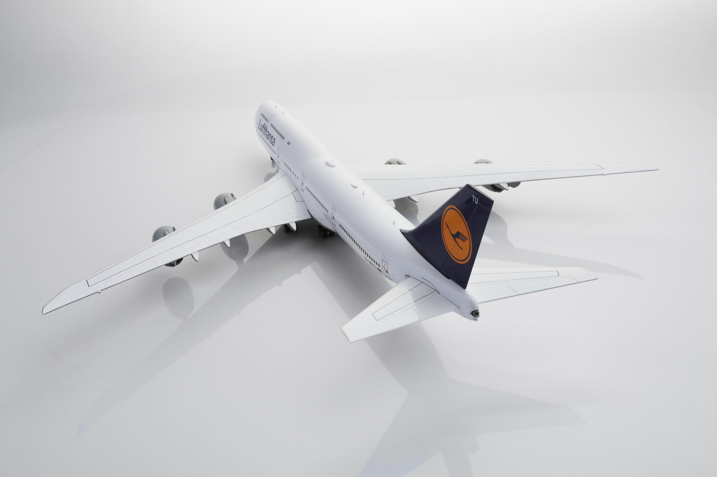 Lufthansa "Classic Livery" Boeing 747-8 Intercontinental Highly Detailed 1/200 Diecast Aircraft Model