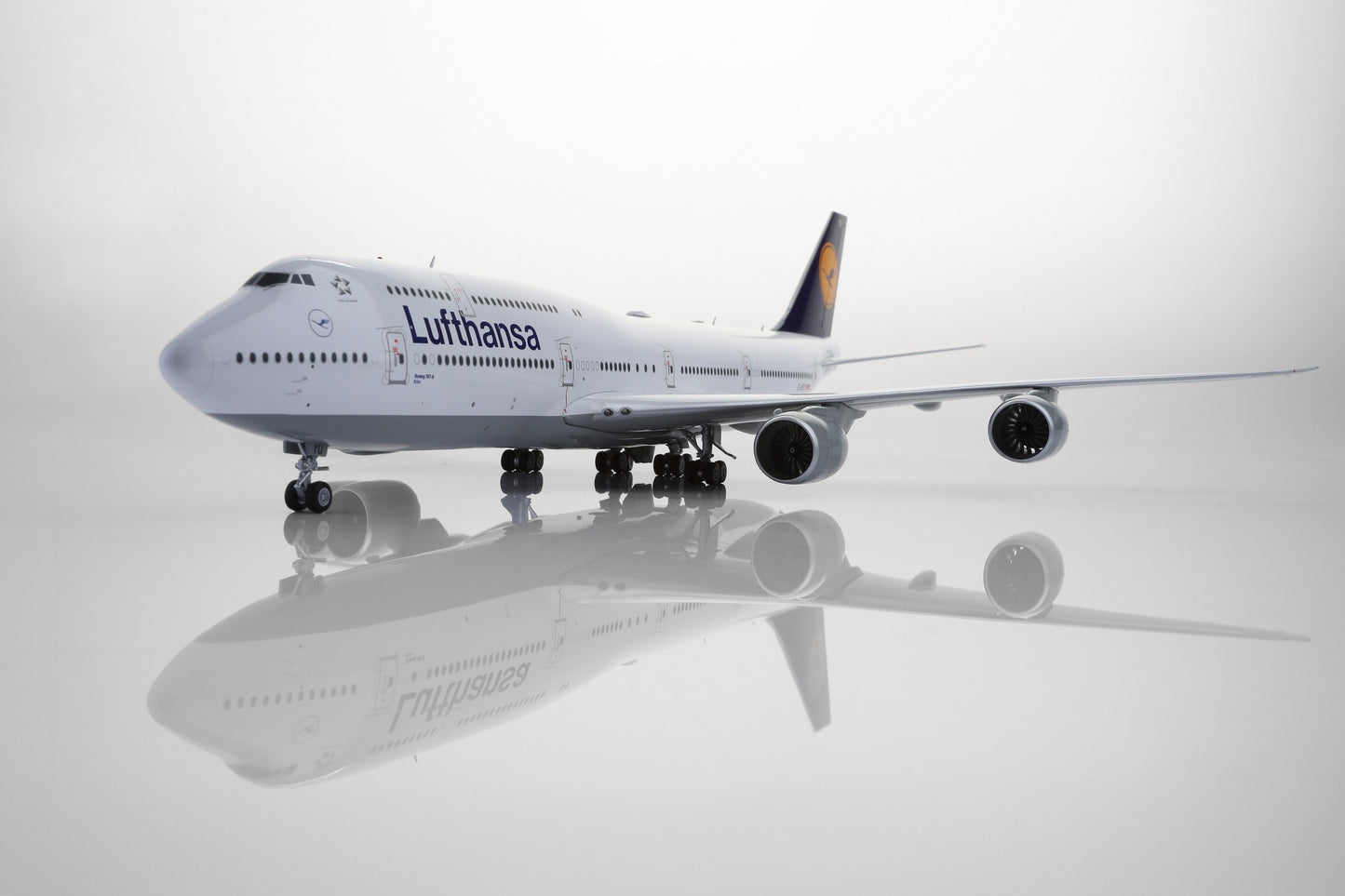 Lufthansa "Classic Livery" Boeing 747-8 Intercontinental Highly Detailed 1/200 Diecast Aircraft Model