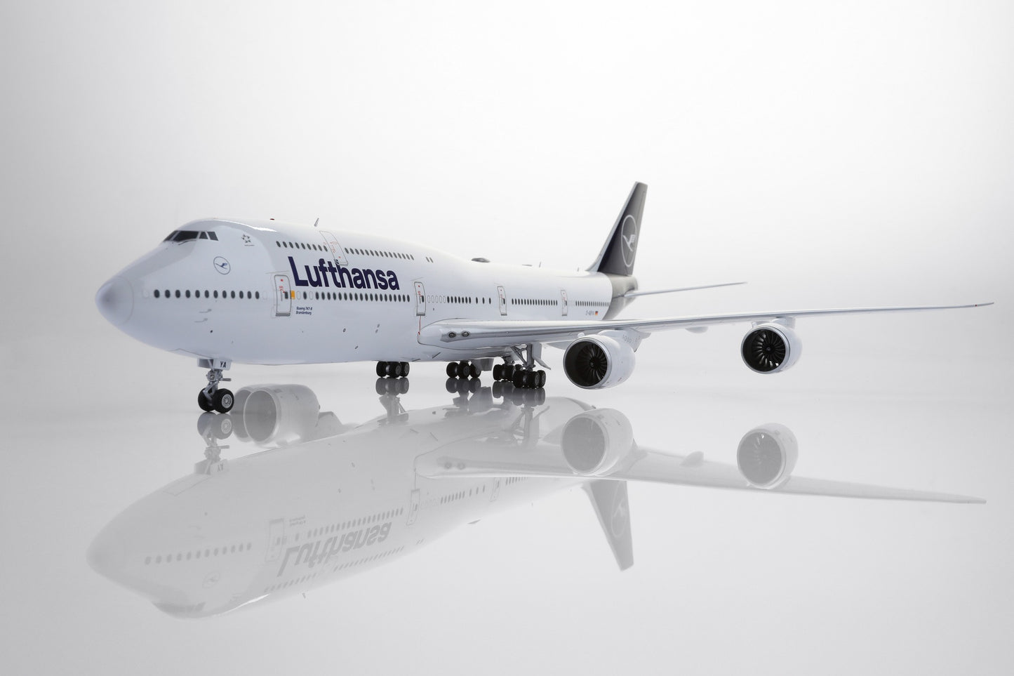 Lufthansa Boeing 747-8 Intercontinental Highly Detailed 1/200 Diecast Aircraft Model