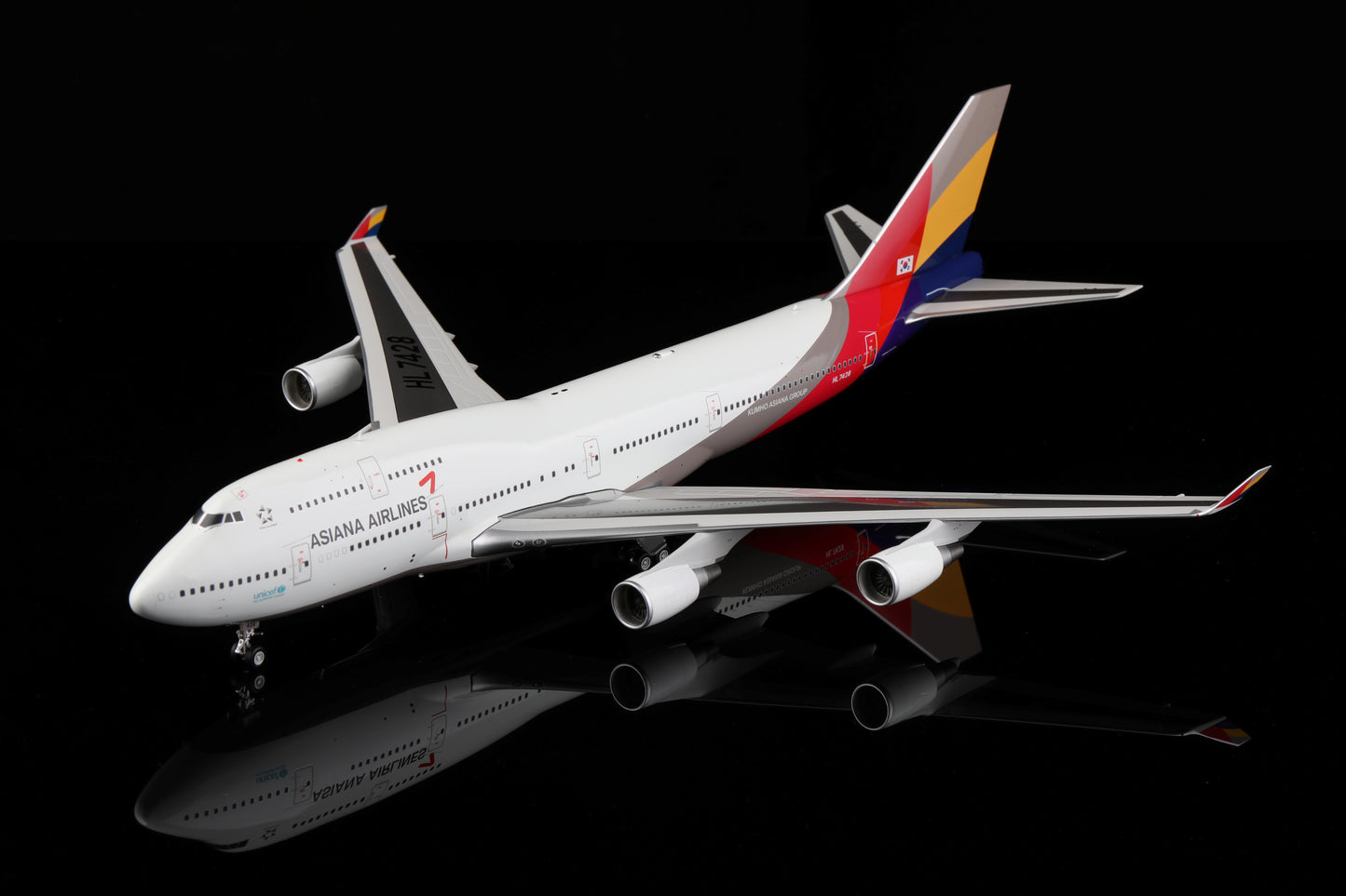 Asiana Airlines "Last Passenger 747" Boeing 747-400 Highly Detailed 1/200 Diecast Aircraft Model